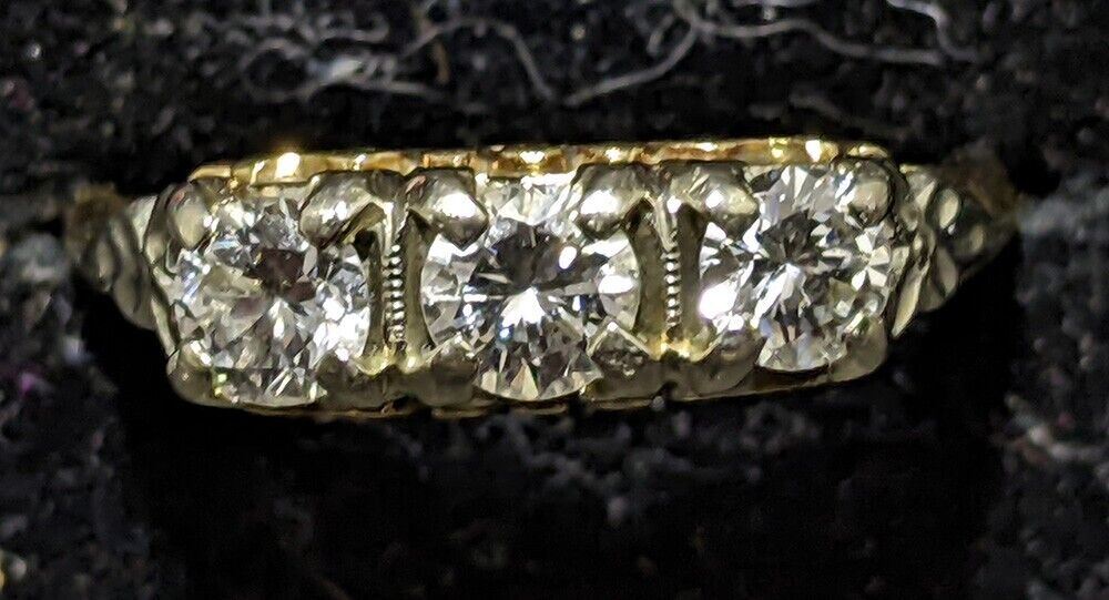 18 Kt Yellow Gold 3 Natural Diamond Past Present Future Ring - Size 7