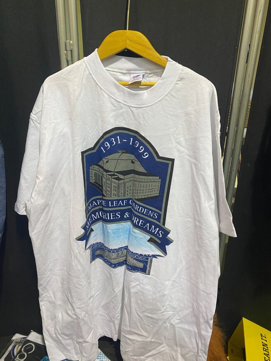 1931-1999 Maple Leaf Gardens Memories and Dreams T-Shirt size XL