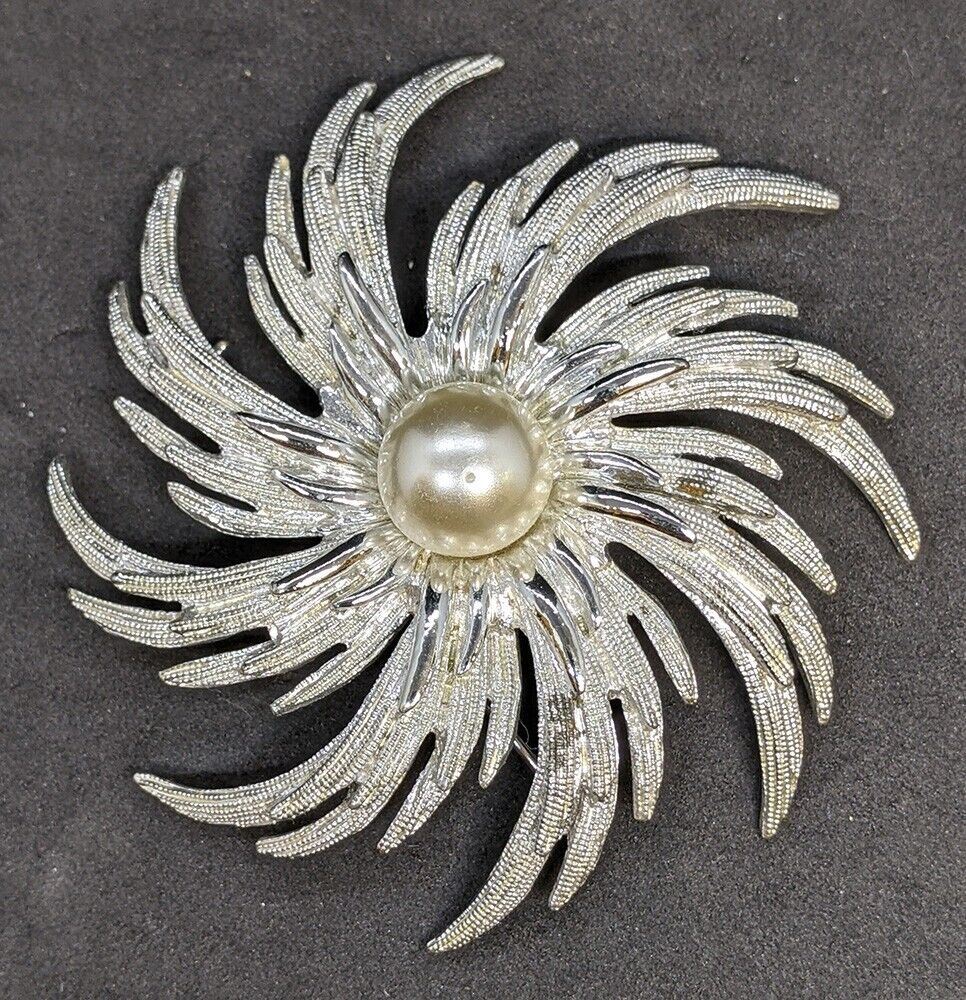 Sarah Coventry - Canadian - Feathered Pinwheel Pin / Brooch With Bead Centre