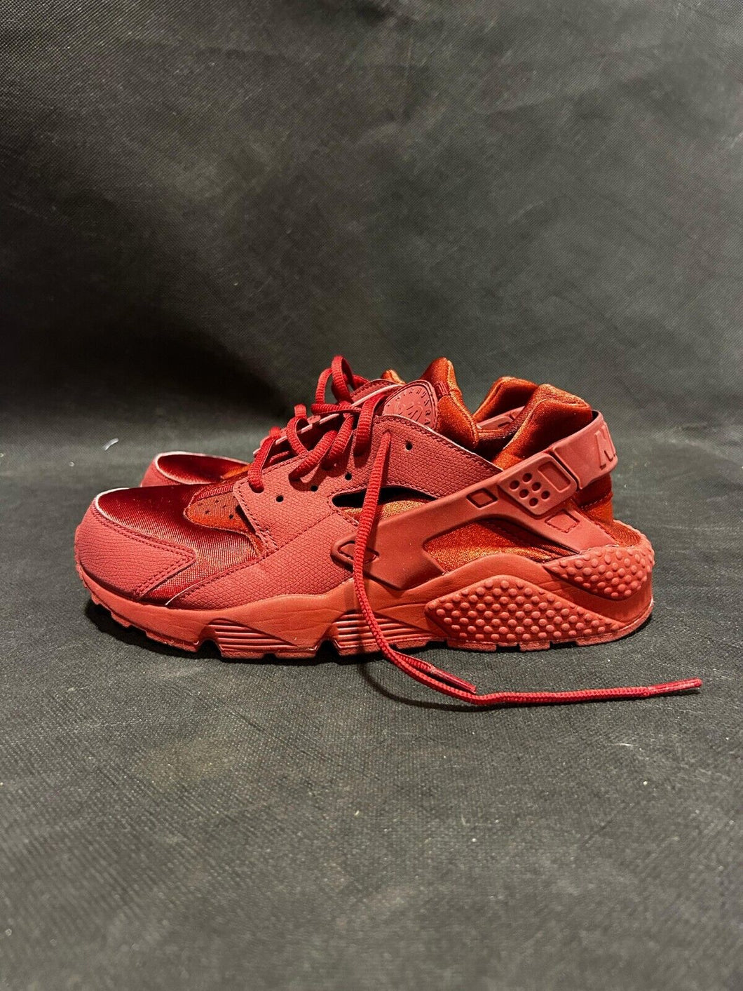 Nike Men's Huarache Running / Training Red Sneaker Size 9