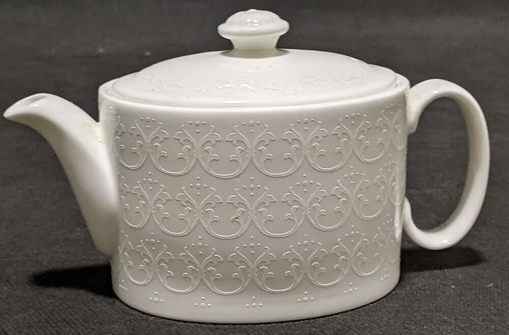 ROYAL DOULTON Bone China Bachelors Tea Pot - Pattern Unknown