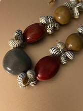 Load image into Gallery viewer, Hand Made Shell &amp; Bead Bracelet
