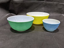 Load image into Gallery viewer, Set of 3 Vintage Primary Colour Pyrex Mixing Bowls
